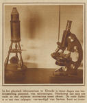 872528 Afbeelding van twee microscopen geëxposeerd op de Microscopententoonstelling, ingericht in het Physisch ...